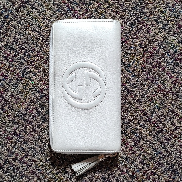 Gucci Handbags - GVY: Gucci EUC+ Soho Cream Leather Interlocking G Zip Around Wallet (W48)